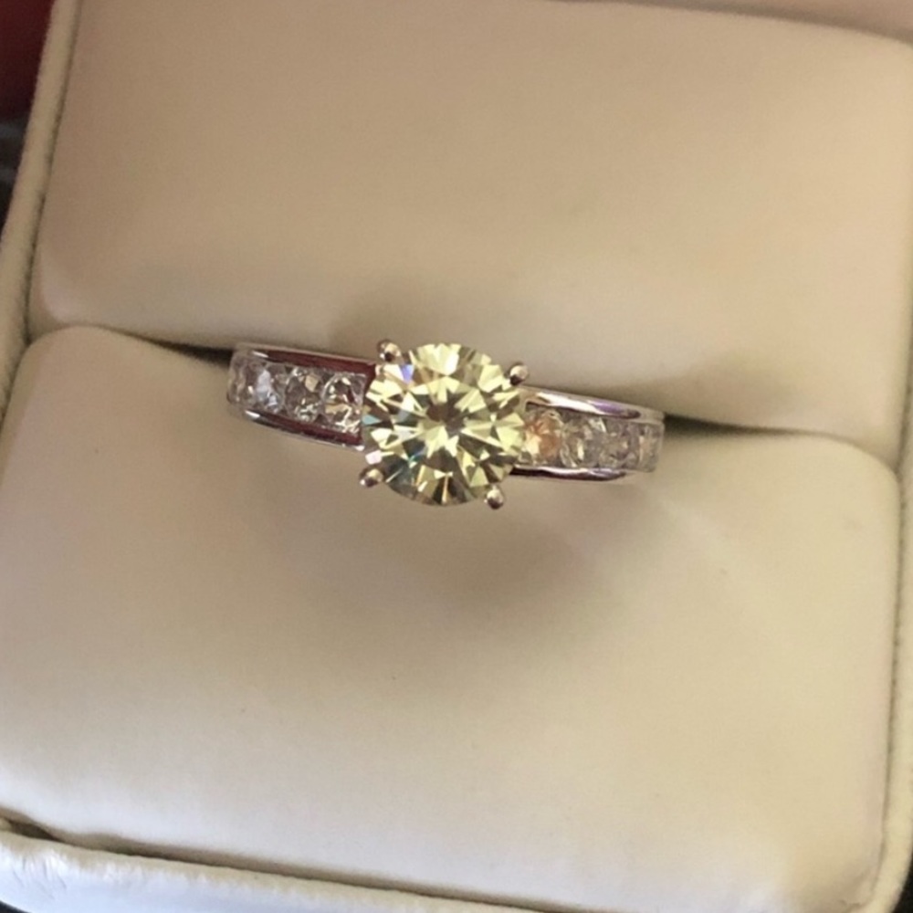 1.25 VS1 genuine moissanite